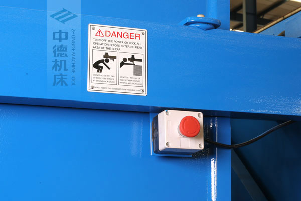ZDSK-1632剪板機后部緊急停止按鈕，最大程度保障工人安全.jpg